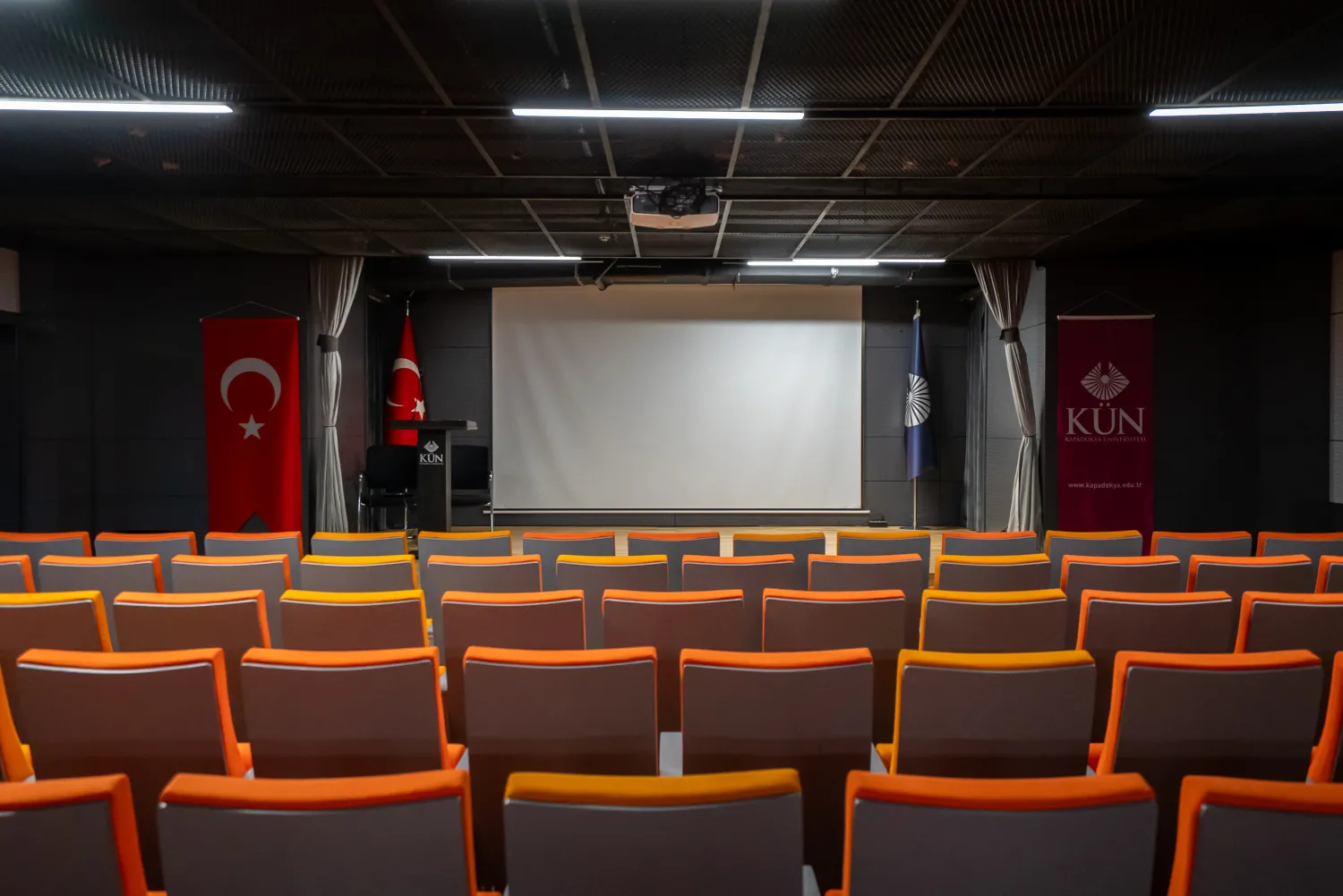 oktay-sinanoglu-konferans-salonu